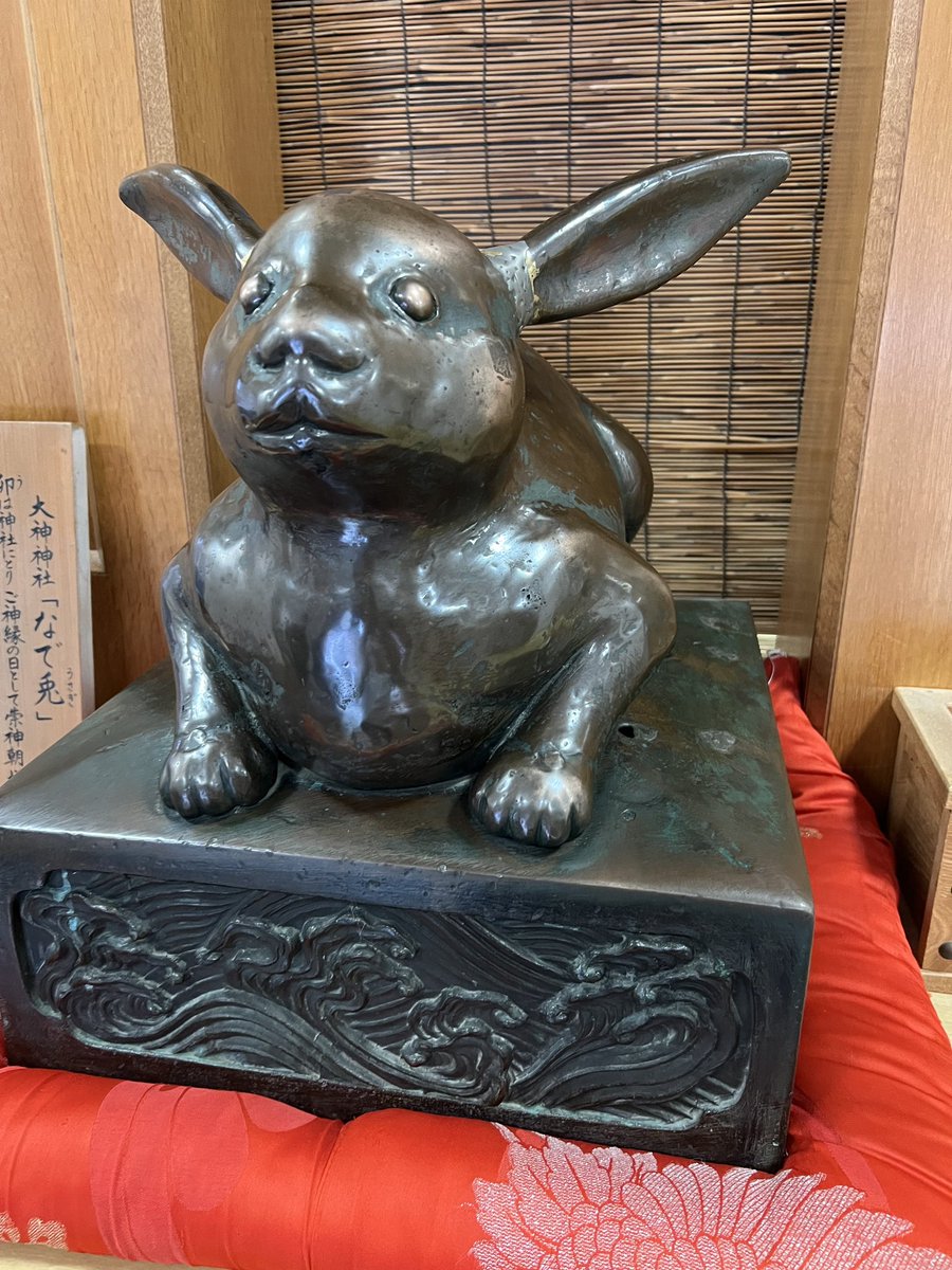 yuzutapioka's tweet photo. 奈良県の大神神社にお詣りに行った夫から送られて来た画像が左。
公式Instagramのうさぎさんか右。美。

が、正面からこの表情をとらえる夫のセンスは割と好きだ。 https://t.co/tvCCj1fMZP