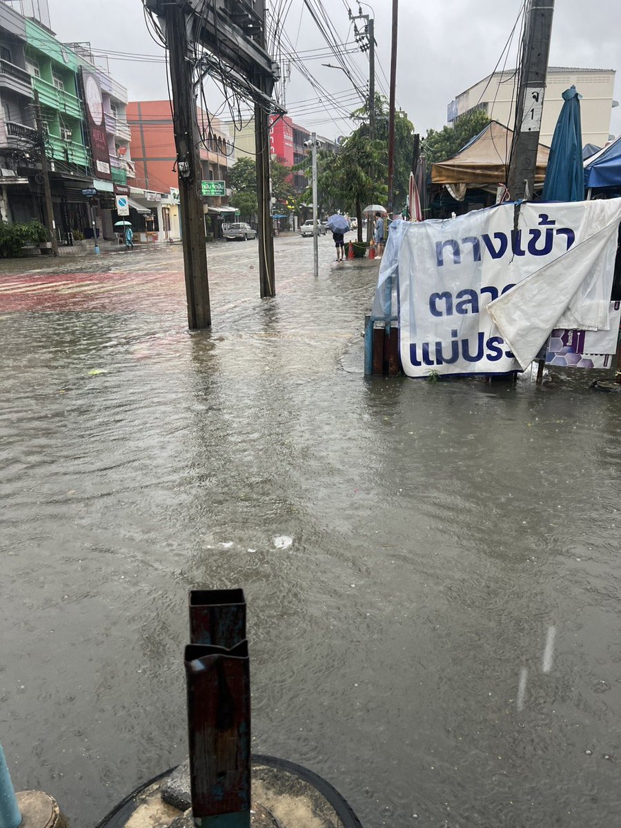Sttrmk's tweet photo. ลาดพร้าวเอาทุกรอบที่น้ำท่วม  ชีไม่เคยรอด รักษาสุขภาพกันด้วยนะคะ กักตุนอาหารของจำเป็นเท่าที่ทำได้
#น้ำท่วม https://t.co/1xvJTQJzel
