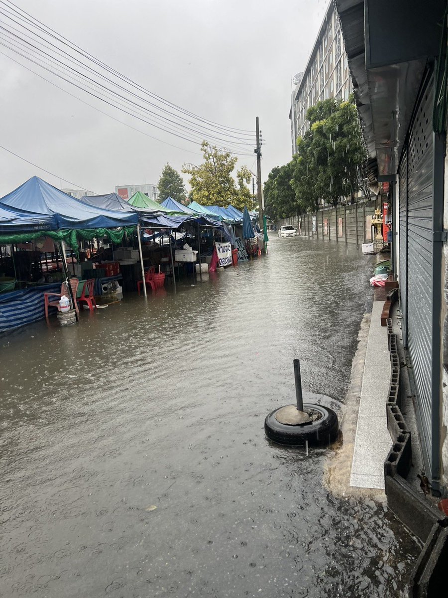 Sttrmk's tweet photo. ลาดพร้าวเอาทุกรอบที่น้ำท่วม  ชีไม่เคยรอด รักษาสุขภาพกันด้วยนะคะ กักตุนอาหารของจำเป็นเท่าที่ทำได้
#น้ำท่วม https://t.co/1xvJTQJzel