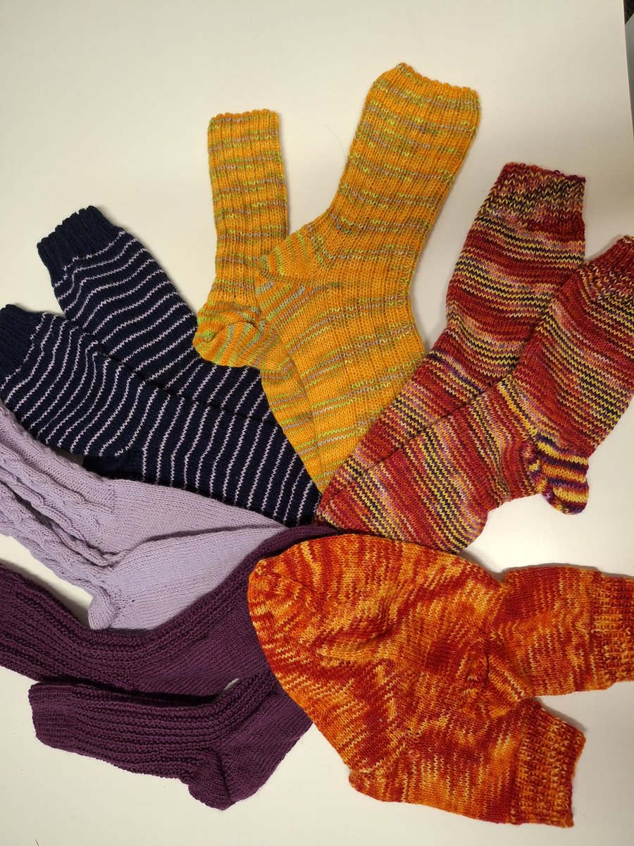 berta3112's tweet photo. Heute beim #NordstadtkatzenHerbstmarkt gibt es einen Strauß bunter Socken. https://t.co/a1beKxPlom