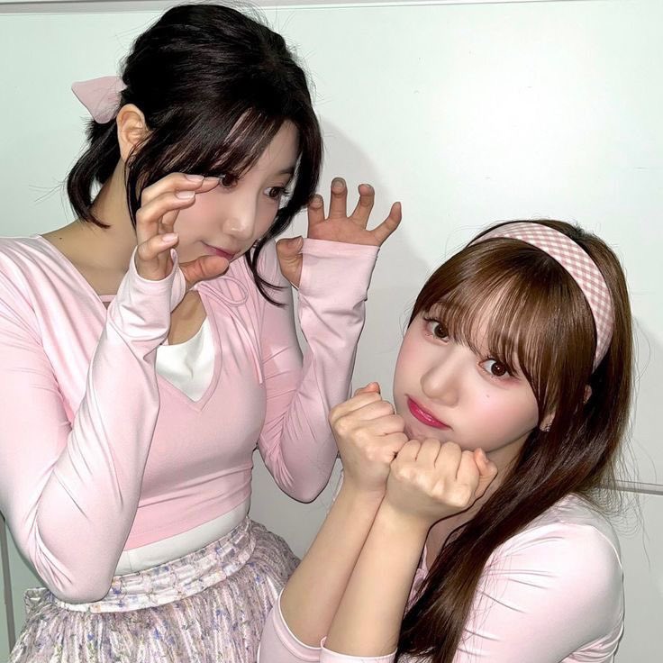 kpop12002's tweet photo. 🌸🐻

#YURI #YENA #IZONE https://t.co/jc3QwlMytq