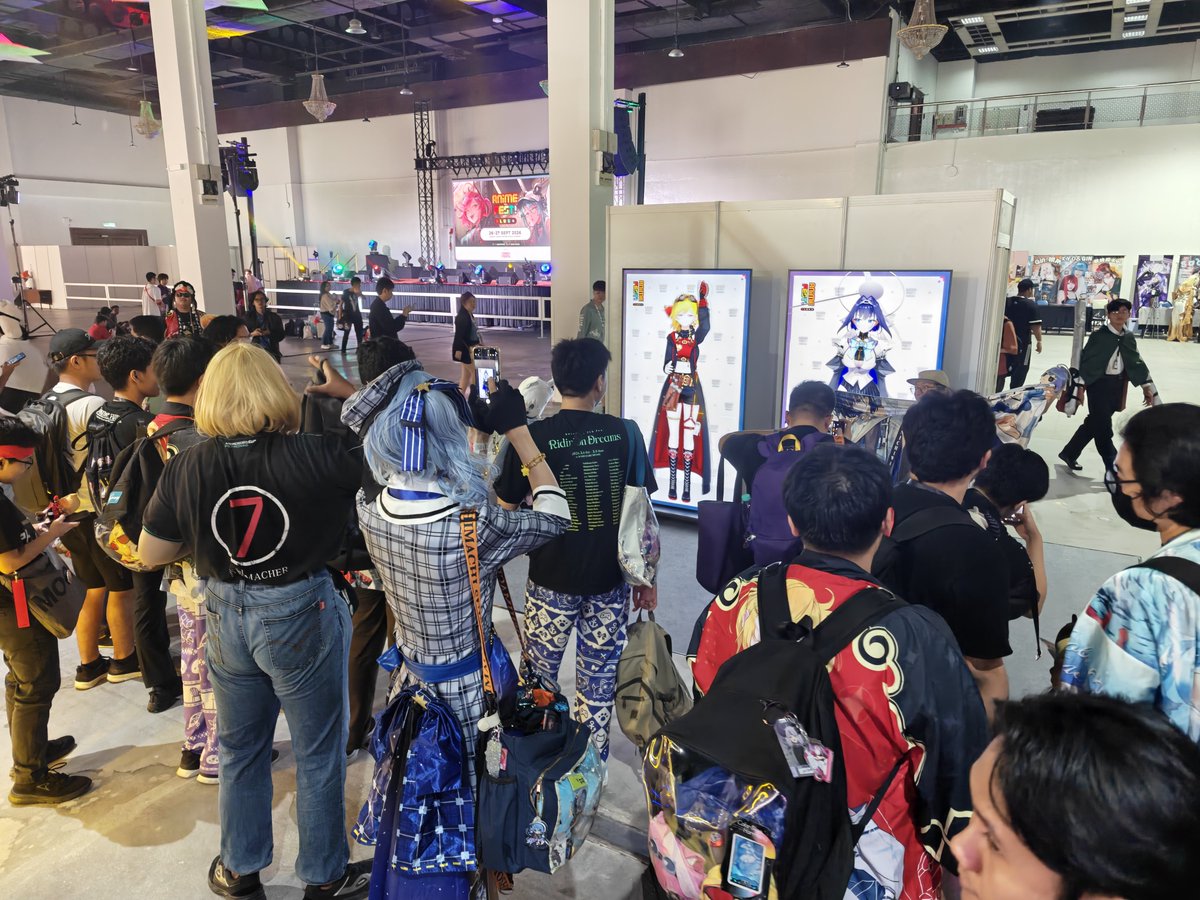 kaelakovalskia's tweet photo. OTSU ANIMEFEST+♥️💙 it was crazy to be able to come back to MALAYSIA lah!!! i saw a lot of red faces even in real life but yeah!!!! MAK KAU HIJAU BAPAK KAU BIRU totally it means WE ARE HAPPY FAMILY 📢🤯 thanks for teaching Kronii and I how to be a good Malaysian 🥰😍 til next time!! thank you so much for having us! blessed. they also rated my Malay with A+ 😎✋ #hololivemeet