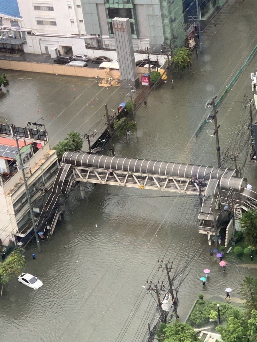 Sttrmk's tweet photo. มุมสูงจากตึก ของระดับน้ำถนนเพชรบุรี - อโศก 
รถบางคันไม่สามารถขับผ่านได้
#น้ำท่วม https://t.co/jKCXUWt3te