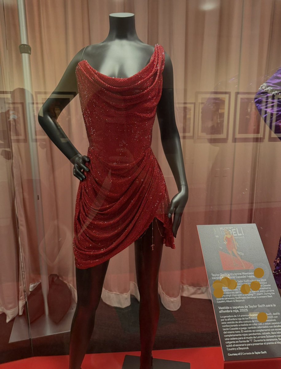 flipperdrake's tweet photo. I was #pinkclouding went to #grammymuseum today and had to see #taylorswift Grammy and dress.
Still can’t believe I met her that night https://t.co/OxBaxQYjDP