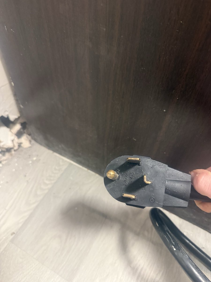 deerb0rn3's tweet photo. like this is bananas dude the oven just literally isn’t compatible with the installed range outlet..slumlords everywhere https://t.co/LTmSmVtUKR
