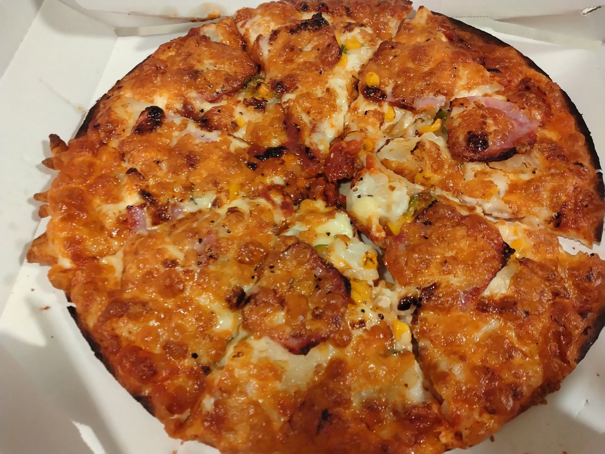 KS43118186's tweet photo. 田舎なものでPIZZA-LAの移動販売が来るとつい買っちゃう https://t.co/WL663nCC2E