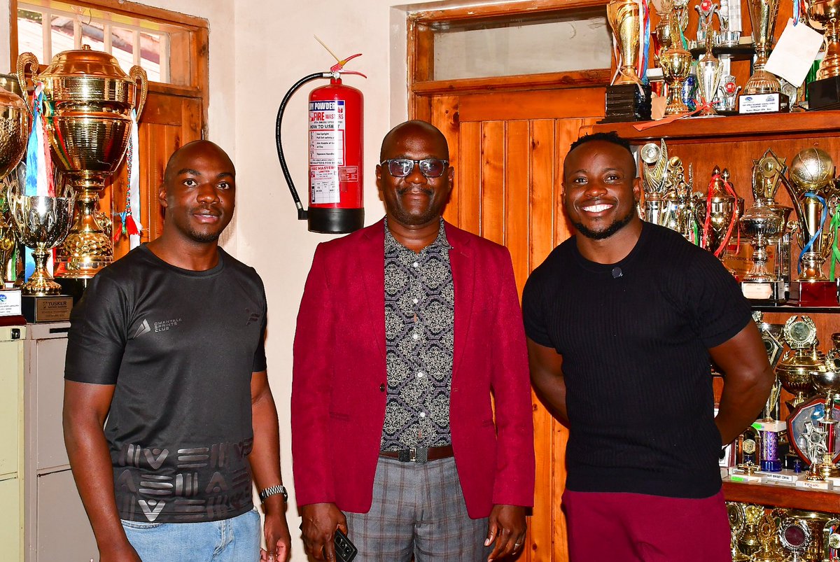 _omanyalaF's tweet photo. Back to where it all began! 🏉🏃🏾‍♂️

Ferdinand Omanyala returned to Friends School Kamusinga, where he played rugby for the Spartans, to launch the Omanyala Sprints Club.

He also challenged the Spartans to work hard, believe in themselves and make themselves great.
@Ferdiomanyala https://t.co/6t6A2KhFjf