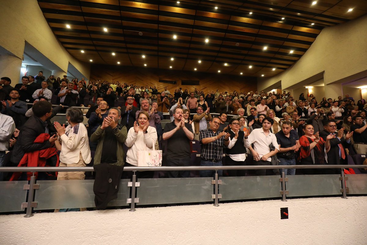 OSEMoficial's tweet photo. Esta noche bajo la batuta del director huésped, Miguel Salmón del Real y acompañado a nuestro compañero, Mario Rodríguez, violista, presentamos un extraordinario #Programa4 ante un gran público en la Sala Felipe Villanueva.
Gracias por acompañarnos. 

#ElPoderDeServir https://t.co/i1Mr7n35q4