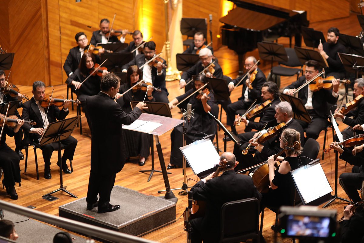 OSEMoficial's tweet photo. Esta noche bajo la batuta del director huésped, Miguel Salmón del Real y acompañado a nuestro compañero, Mario Rodríguez, violista, presentamos un extraordinario #Programa4 ante un gran público en la Sala Felipe Villanueva.
Gracias por acompañarnos. 

#ElPoderDeServir https://t.co/i1Mr7n35q4
