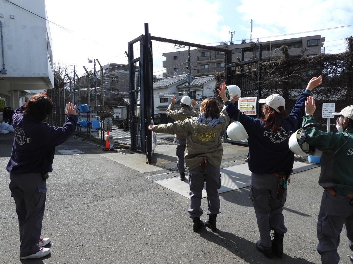 nogeyamazoo401's tweet photo. #ありがとう野毛山 #みんなの野毛山アルバム #今月のマンスリー動物 

今年3月、サンペイがズーラシアへお引越しをしました。
すんなり箱に入り、到着後も怖がるどころか我が物顔でもりもり餌を食べ、プールにダイブするサンペイ。
職員はみんな口を揃えて「さすがサンペイ」と感心していました。 https://t.co/Qnf2UsEn68