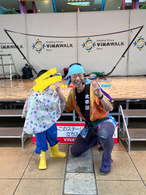 SuntoryNacky's tweet photo. 今日のリトミック教室。
トンボ作ったりどんぐりコロコロしたり。
ハイボールくいだおれフェスに行った。
21連けん玉のパフォーマンスにNackyが大興奮して歓声あげて拍手してた。
ABCclubに送り出して近くのカフェでつかの間のひとり時間。
今夜は同じマンションのお友だちと秋祭り開催予定。楽しみ。 https://t.co/j5Ea3hHdJJ