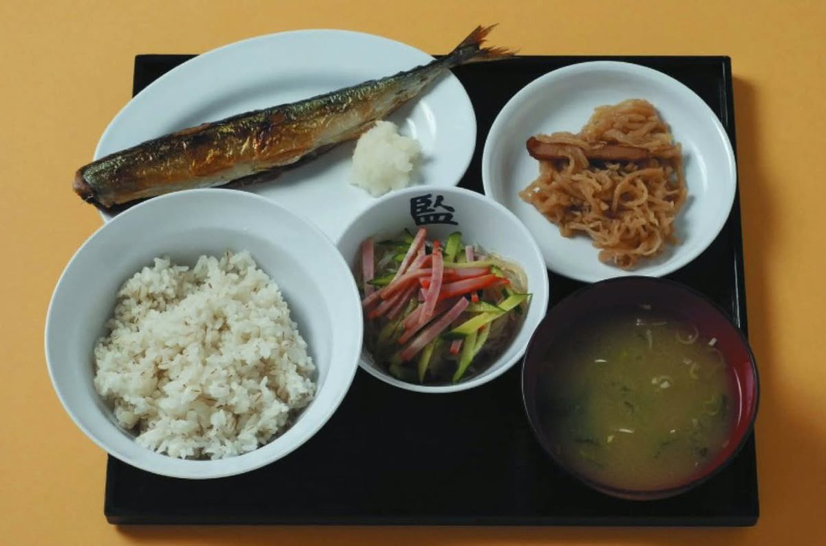 amatsuuni's tweet photo. 【日本の闇】

←学校の給食
　　　　　　　刑務所の飯(税金)→ https://t.co/D9EAsD9bH0