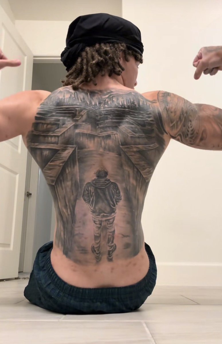 jodysecretsx's tweet photo. you like my back tattoo? show me how much #CHUDAİ #chudai #mlm #tattoo (you can DM me anytime) https://t.co/sVQgjKybl3
