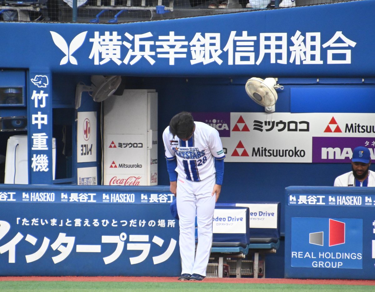 BS21xmFSIFSfnmR's tweet photo. かっちゃんはグラウンドに入る時、いつもこうやって深々礼してて、こういうの大事だなといつも思う☺️

左：2026.8.7
右：2026.9.25
#baystars　#勝又温史 https://t.co/nfRNmDxuCC