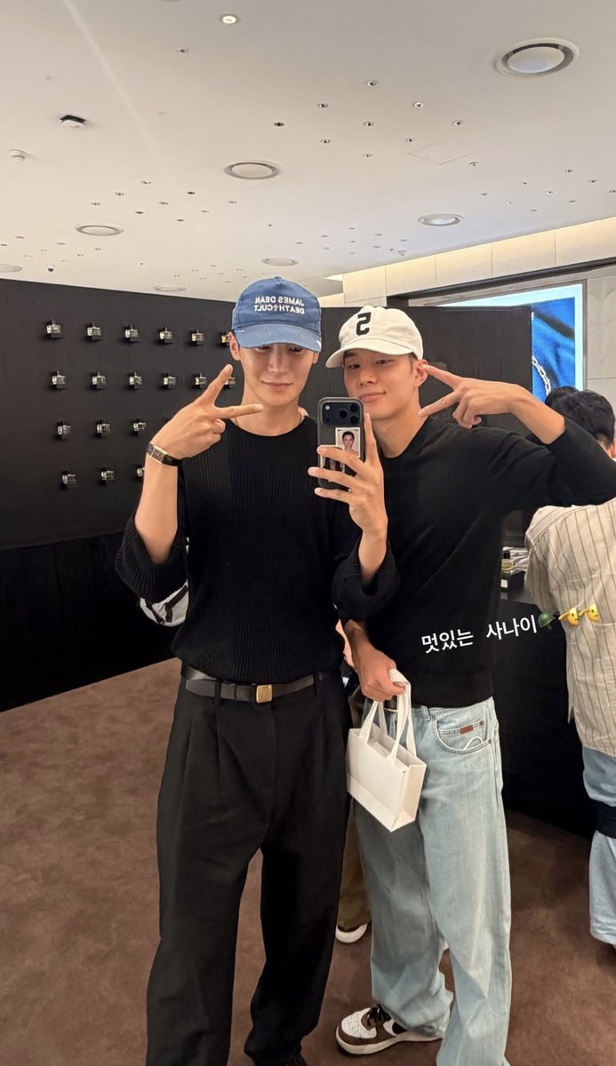rerebjy98_'s tweet photo. eyyy jungwoo lagi main sama temannya https://t.co/Kk2GFXo0Xl