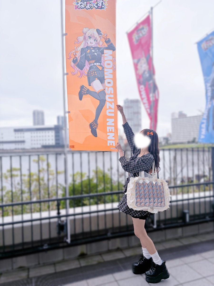 32nnc's tweet photo. パネル＆のぼりとツーショ📸（՞>⩊<՞）
天気は悪いけどねねちのビジュ良良良の神🤩🤩
 #ねぽっくす #ねぽっくすday1 
 #みてみてねねち
 #桃鈴ねね https://t.co/cy40mhikyO