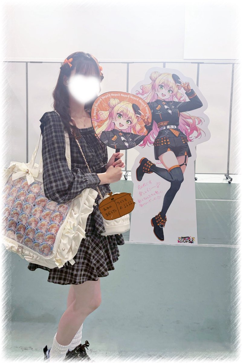 32nnc's tweet photo. パネル＆のぼりとツーショ📸（՞>⩊<՞）
天気は悪いけどねねちのビジュ良良良の神🤩🤩
 #ねぽっくす #ねぽっくすday1 
 #みてみてねねち
 #桃鈴ねね https://t.co/cy40mhikyO