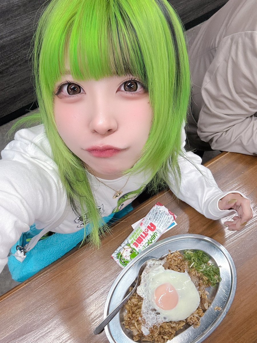 m_ntjo2's tweet photo. #エータイム新開地店 さんでの実践配信、お昼ご飯休憩で流れ変えることにしますそばめしっっ🏃‍♂️🍚
実践開始は15時15分頃！

そしてとんでもなく可愛い可愛いイラスト入り実践札とイラスト入りおしぼり頂きました😳💚
ひょえーーー 嬉しすぎる😭
初結ちゃんありがとうございます🥹 @atime7174 ⛩💚 https://t.co/JWZrNnvlP2