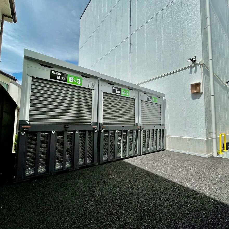 keep_it_ultrank's tweet photo. 用賀周辺で収納スペースをお探しの方、キーピット上用賀ならお得なお部屋ございます(o|o)/

現在空きがあるお手頃なお部屋はこちら👇
0.5帖：月額8,800円
0.5帖：月額4,840円（ロッカータイプ）
0.7帖：月額9,900円

コンパクトな0.5帖から利用できるので、衣類・季節家電・アウトドア用品など、自宅に置ききれない荷物の収納にも◎

さらに、
専用駐車場1台あり / 即日利用可能 / 事前内覧OK♪
「車がないから荷物を運べない…」という方には、無料荷物配送サービスもご用意しています！

新区画もオープンしました！収納スペースをお探しの方はぜひチェックしてみてください♪