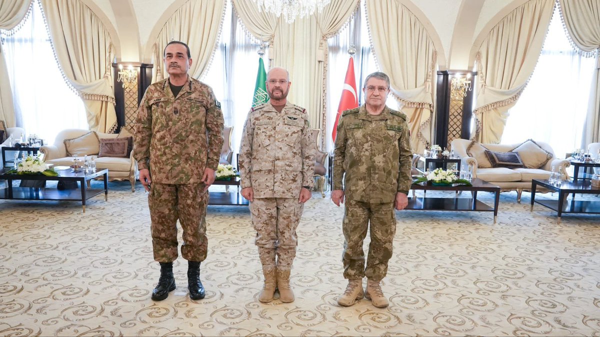 mishanoorr_'s tweet photo. CDF Field Marshal Asim Munir has highlighted modernization and technological development as important elements of future defence planning.
#DignifiedFMAsimMunir #DefenderOfNationCDF #PrestigeAsimMunir #ShieldForSoilCDF #VisionaryFMAsimMunir https://t.co/qdfAsi8yma