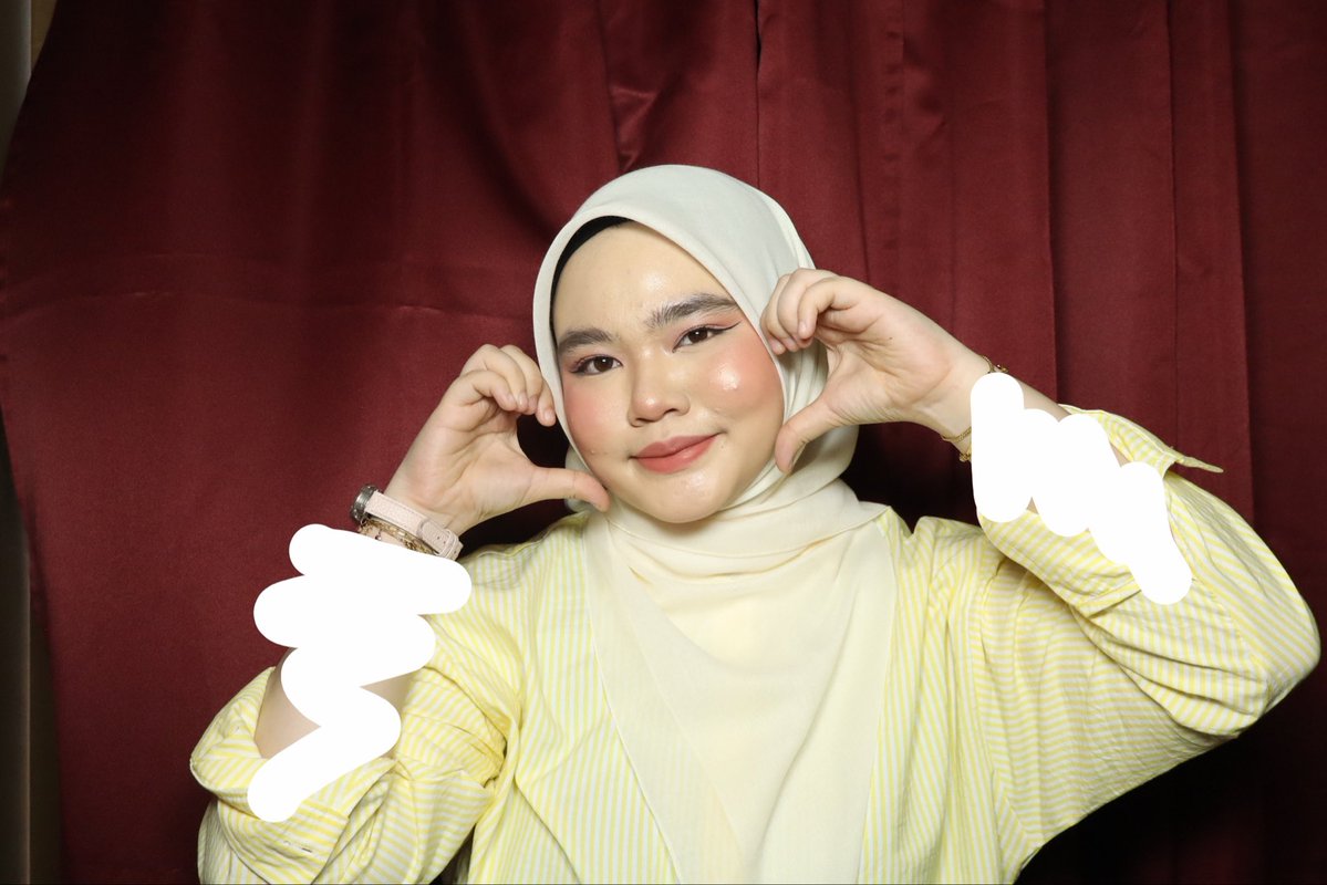 elynhsm's tweet photo. anywaysss pergilaaa amik gambar dekat gemala photobooth dekat pasar senii !! the pictures is soooo nice and yang jagaaa booth pun baikkkk https://t.co/8pJj9UGY6o