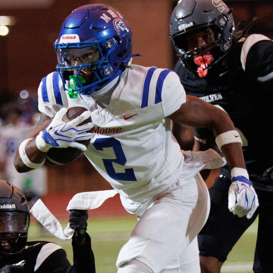 Moore_Monthly's tweet photo. Don't look now! @MooreHS1 football is still unbeaten after knocking of Edmond Santa Fe 42-14. BGW Sports Photography has the photos. @Moore_Lions @MoorePublicSch 

https://t.co/UafV4qMbaJ https://t.co/1AgOjXcUbp
