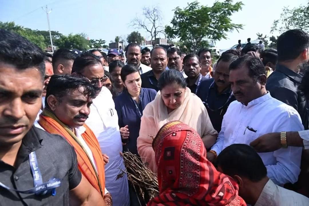 SuhasGSpeaks's tweet photo. इथे कुठली सिक्युरिटी नाही, कुठला मेटल डिटेक्टर नाही. थेट शेतकऱ्यांना भेटून त्याचं म्हणणं ऐकून, त्यांना दिलासा देणाऱ्या आमच्या नेत्या आदरणीय @SunetraA_Pawar आदरणीय सुनेत्रा वाहिनी दादांचा वारसा भक्कमपणे चालवत आहेत. https://t.co/vNAtBj1N1D