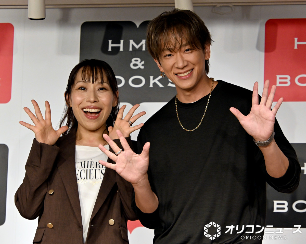 oricon's tweet photo. 🍳小山慶一郎×みきママ
初の姉弟でイベント登壇🎉
「今日は泣きそうです！天にも昇る気持ちです！」
https://t.co/Y1k3w4wLqk

📖初コラボ書籍『超簡単おうちごはんレシピ　小山姉弟の食卓』発売

#小山慶一郎 #みきママ https://t.co/WZRrHJP1RM