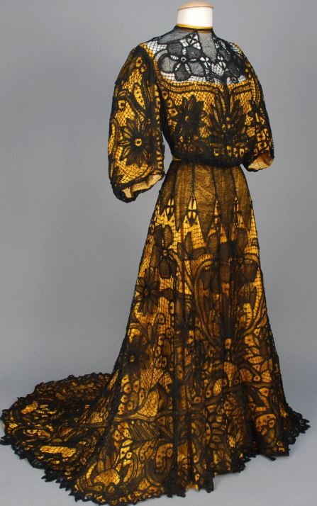 plummie9's tweet photo. English

Afternoon Dress, c. 1902

Black Battenberg lace dress over  marigold cotton satin.

Collection Alexandre Vassiliev Foundation

#FashionHistory https://t.co/PajWCYs1PP
