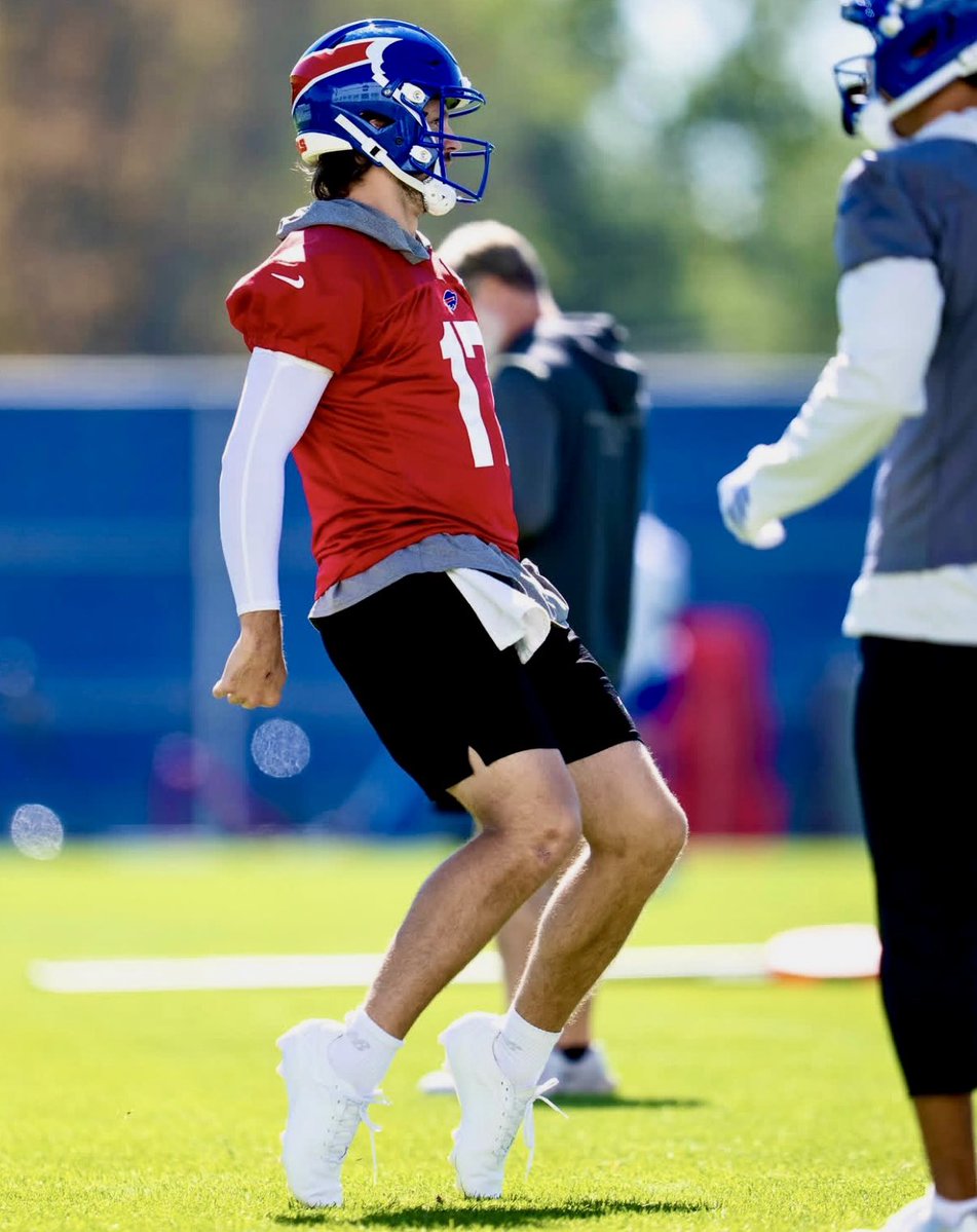 DoggoneIt58's tweet photo. Josh Allen at practice on Friday, making me love him more. Hee hee. #GoBills #BillsMafia https://t.co/ObXl50WCo0