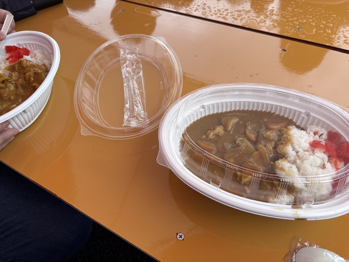 tnc300h's tweet photo. 刑務所レシピのカレーを30分も並んで食らった

麦飯に小麦粉のザラザラな舌触り笑 https://t.co/n9SEQn3R5n