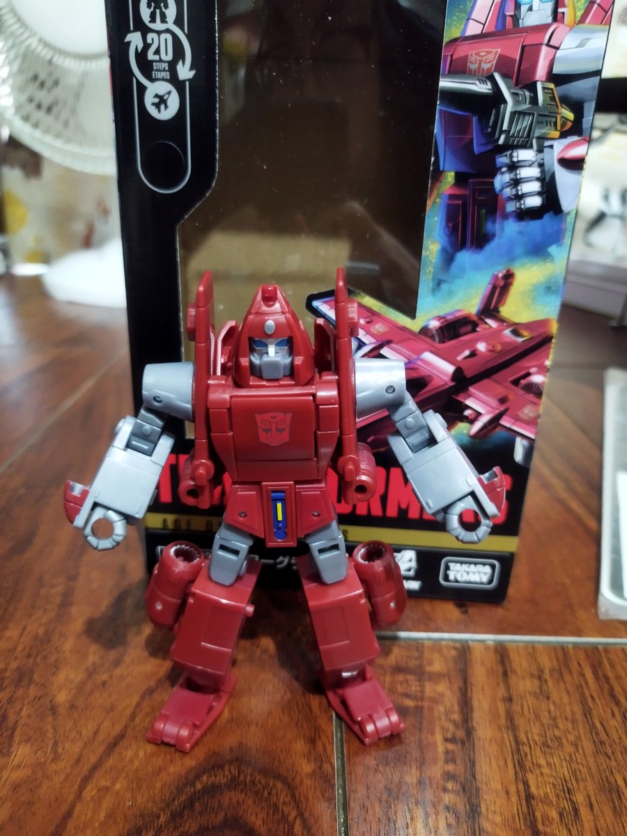 bbabshin's tweet photo. トランスフォーマーで一番可愛いキャラクターのパワーグライド。顔ちょっと怖いけど映画出てた時のお面ついてるし胸がハートになってるし最高。令嬢より愛をこめてに出てきた社長令嬢のフィギュア出してほしい。 https://t.co/vKEHPsQdjB
