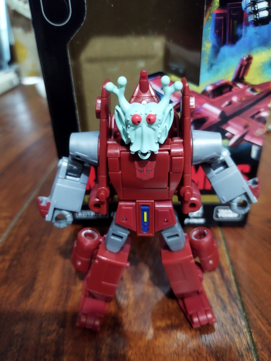 bbabshin's tweet photo. トランスフォーマーで一番可愛いキャラクターのパワーグライド。顔ちょっと怖いけど映画出てた時のお面ついてるし胸がハートになってるし最高。令嬢より愛をこめてに出てきた社長令嬢のフィギュア出してほしい。 https://t.co/vKEHPsQdjB
