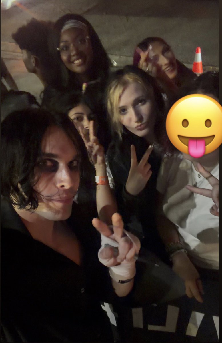 22FADEOUTZ22's tweet photo. thank you clyde you are so fucking awesome 
(yall gotta pay for my face reveal tho) https://t.co/twr9KVIoud