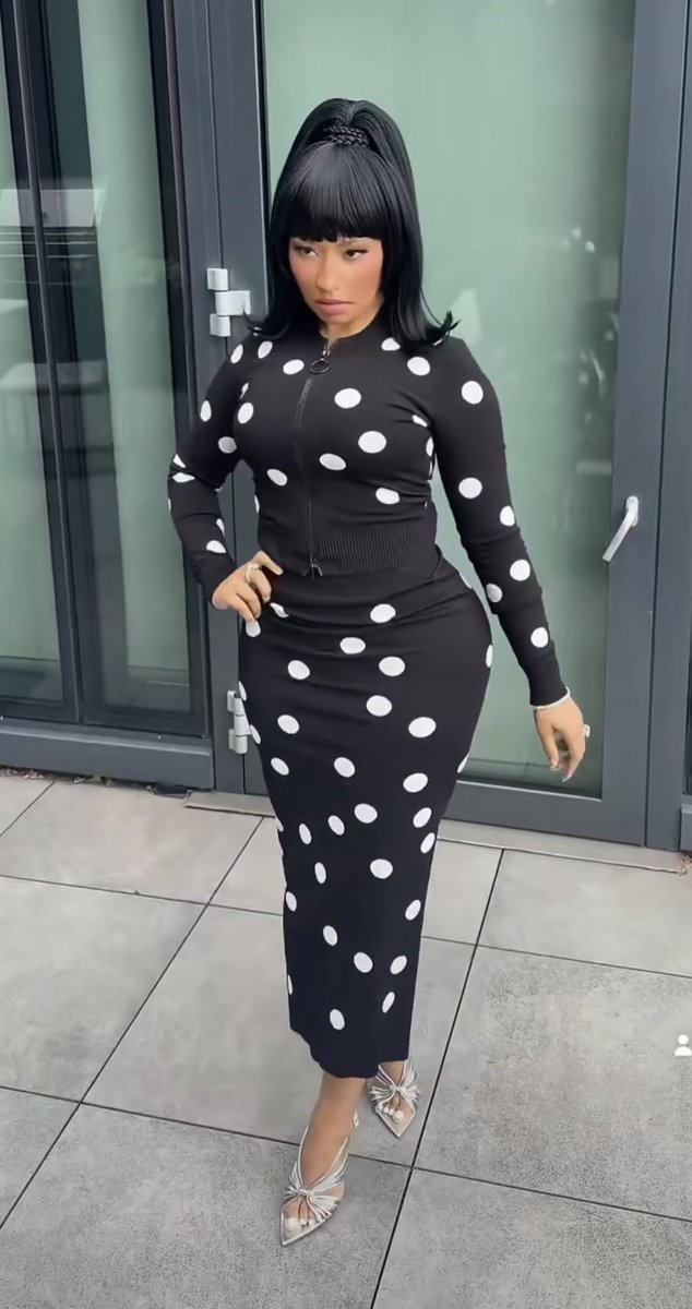 MeeqMinaj's tweet photo. HEAR ME OUT🗣️

I need to see Nicki play with 60s futurism soooo bad 😩 especially after this look🤌🏾‼️Cardin, Courrèges, big hair, little dresses, dramatic boots… it already feels so naturally her. Futuristic to her debut, but redefined and reimagined for this new era 😮‍💨 https://t.co/Z6jbGrssRk