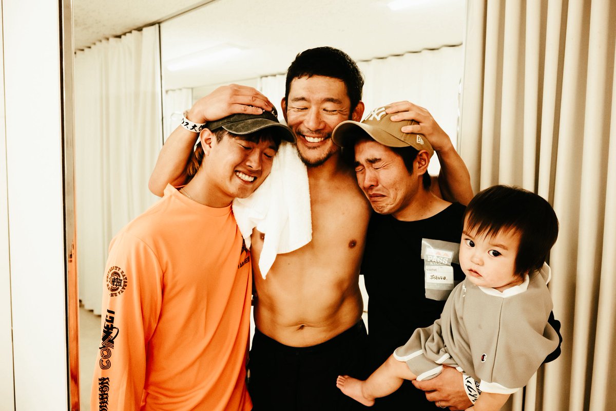 ishii_maki's tweet photo. BRAHMAN "満月の夕"

9/22 ZASSO. at 大阪城ホール📸

巨大ビジョンで写真たち流してくれた中の1枚が10年前の熊本地震のあとのこの1枚でした。

この子がこんなに大きくなって今バンドやりながら復興支援に携わっていること。
胸がいっぱいです。

生涯忘れない、宝物の1日。
https://t.co/BSHC0A3px2 https://t.co/Nnz6FV3bki