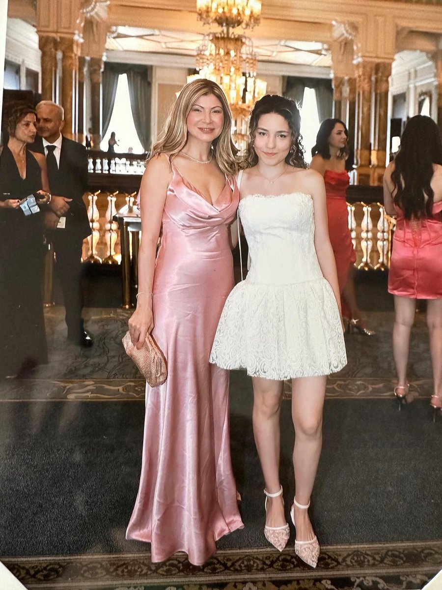Corapci14's tweet photo. Olgun ve güzel dr. Hülya ve kızı için akıtın yorumlarınızı https://t.co/aEQ97rKufj