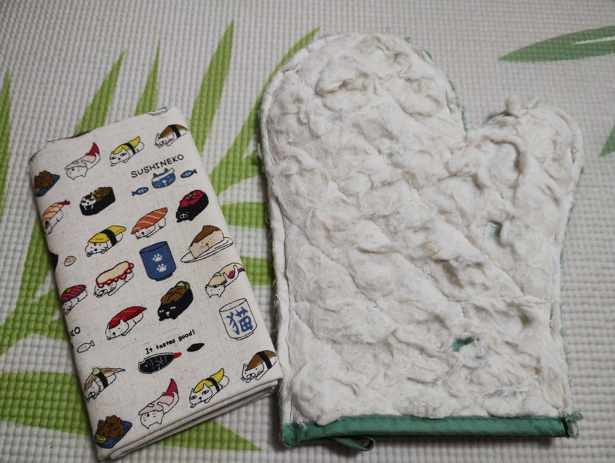DaR_cobalt's tweet photo. 洗ってからテキトーに拭いた手でキッチンミトンを使うと、手に繊維がたくさんついてくる。内側の不織布が劣化して綿が出てくるっぽい。
寿司ネコで裏地つけちゃう。 https://t.co/eSOvA8NQZ4
