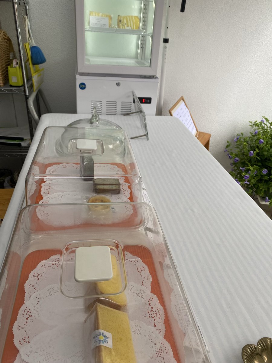 marguerite_cake's tweet photo. もうすぐ３時
今日は降りますね☂️
お菓子はここに見えてるだけになりました。
エッグタルトはまだございます😉 https://t.co/4NfvYPhcUv