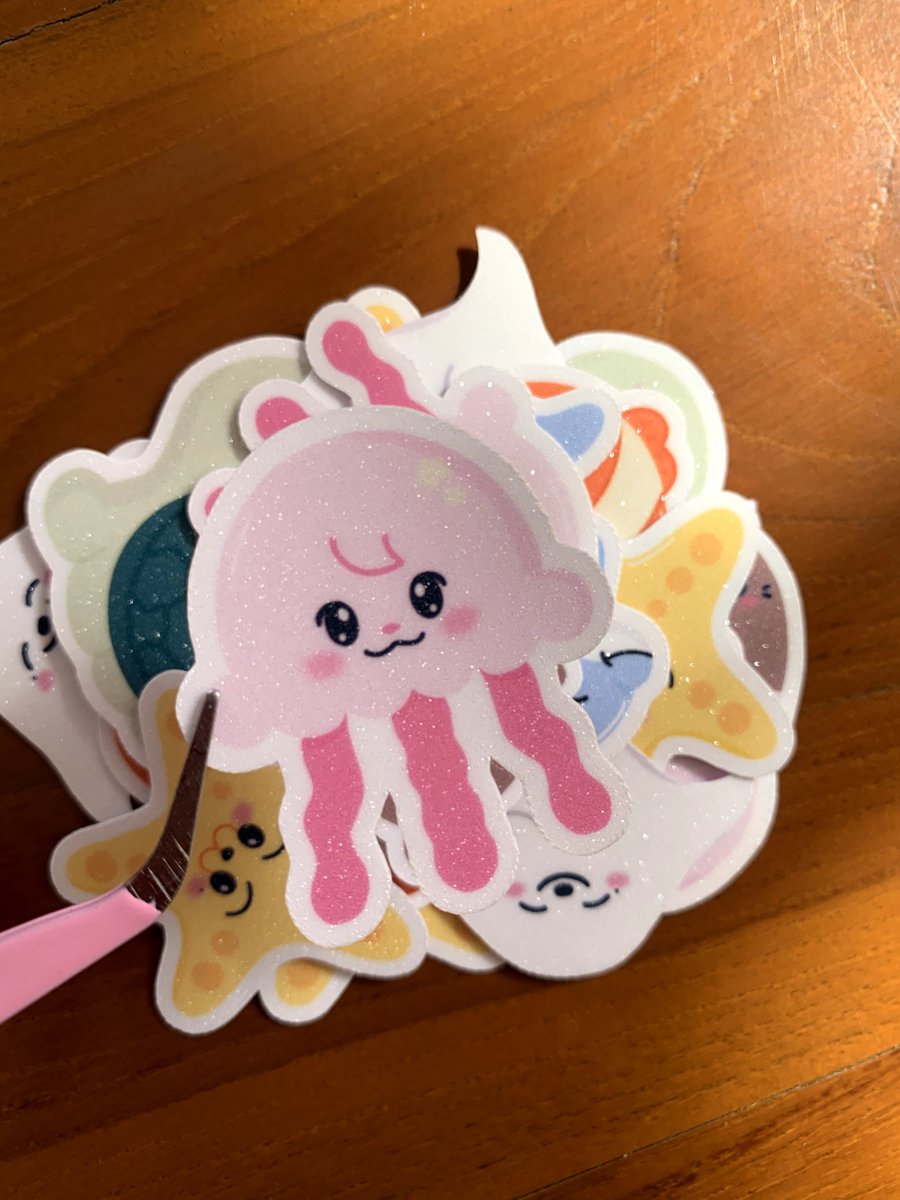 deezzlydazzling's tweet photo. ⋆˚꩜｡🪼 𝑫𝒆𝒂𝒓 𝑫𝒓𝒆𝒂𝒎 𝑺𝒆𝒓𝒊𝒆𝒔 🪼 ⋆˚꩜｡

by @deezzlydazzling

🫧 Sticker Pack 
⋆ size 4 cm
⋆ glitter finish
⋆ 13k/set (isi 7 pcs)

🫧 Bag Charm 
⋆ size 12 cm
⋆ charm akrilik 1 side
⋆ 13k/pcs 

🫧 ready with limited stock :

https://t.co/1b9tbl35Xr https://t.co/jWZ8xKs0JE