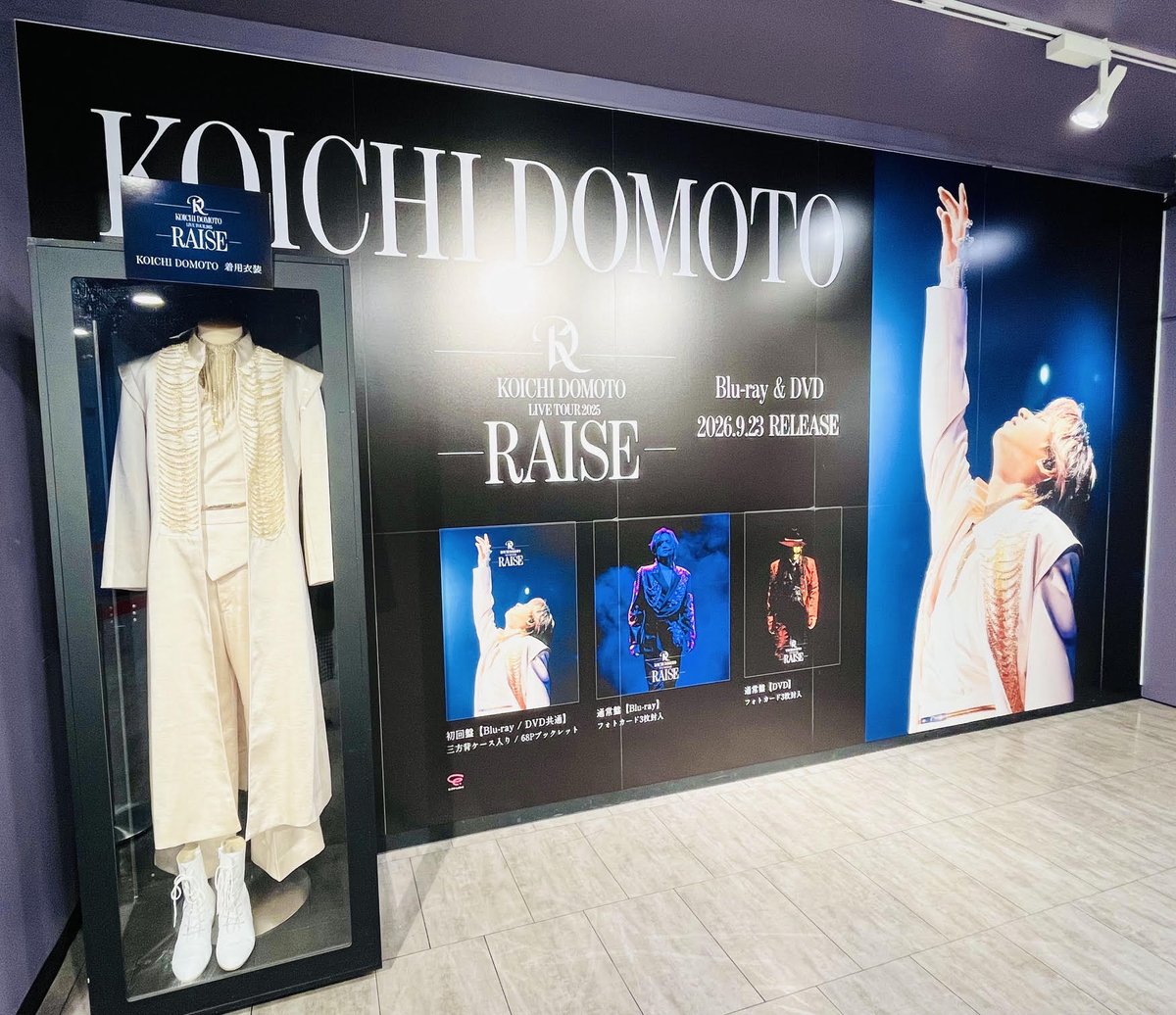 TOWER_Shibuya's tweet photo. 📢#タワ渋のお知らせ

／
限界の、その先へ
ライブを超えた"体験"へ✨
＼
#KOICHIDOMOTO New Live DVD&amp;Blu-ray
『KOICHI DOMOTO LIVE TOUR 2025 #RAISE』
〈形態別絵柄:先着特典ステッカー〉
全形態ございます！
〈通常盤〉のみフォトカード3枚封入

4Fにて衣装展開催中🤴🌹(や)

#堂本光一 https://t.co/hkm4hYwQyQ
