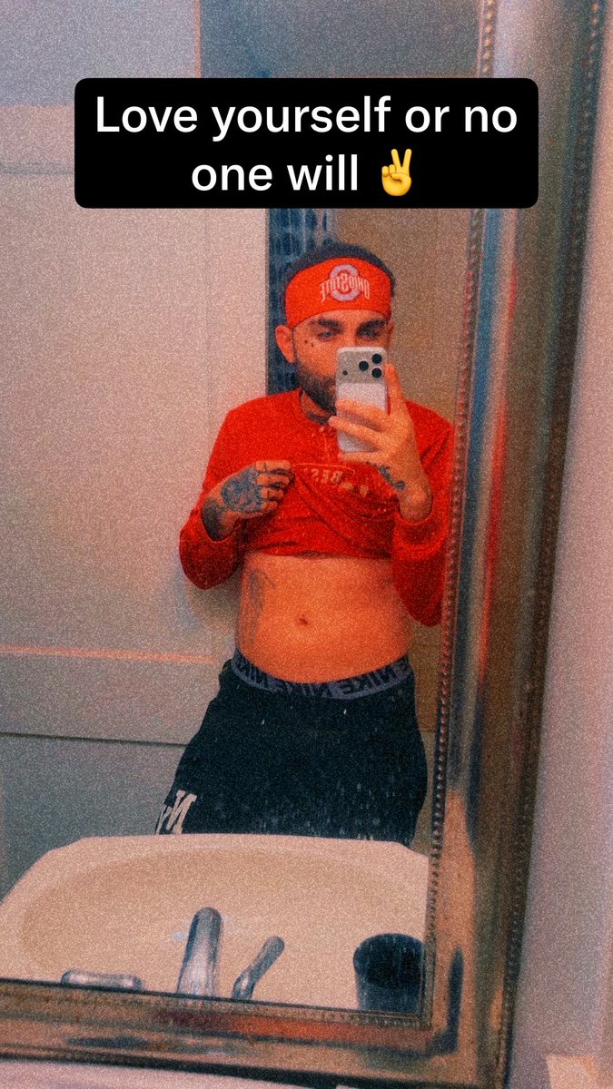 XPrinceX97's tweet photo. I don’t even want him. It’s not what it looks like on social media. It’s fake. Control freak at its finest too. And literally the most narcissistic person I’ve ever come across! Loves to criticize and point out issues &amp; nit pick.Know it all and can’t say shit to the hoe. 🖕 https://t.co/B6jOcCc0FE