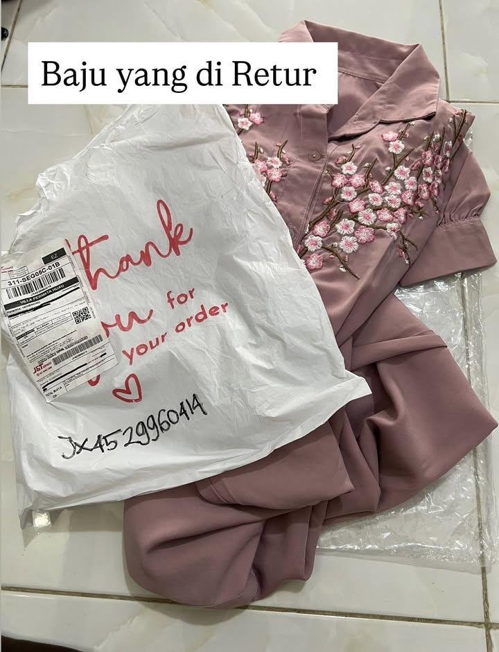 penganutsekte's tweet photo. Intinya kalo lo ga ada duit jangan co yaa suci!
Buat para seller, kalo kalian dapat buyer gini gimana perasaanya?

Jadi si cewek ini co 2 baju, terus dia pengajuan pengembalian. 
pas seller buka paket, ternyata baju yg dia return tu baju lain alias bekassss!
jadi si cewek ini dapet 2 baju baru dan 400k, sedangkan seller dapet baju bekas dan potongan tts 500k 🥲
ini akun tt-nya, hati2 guys!