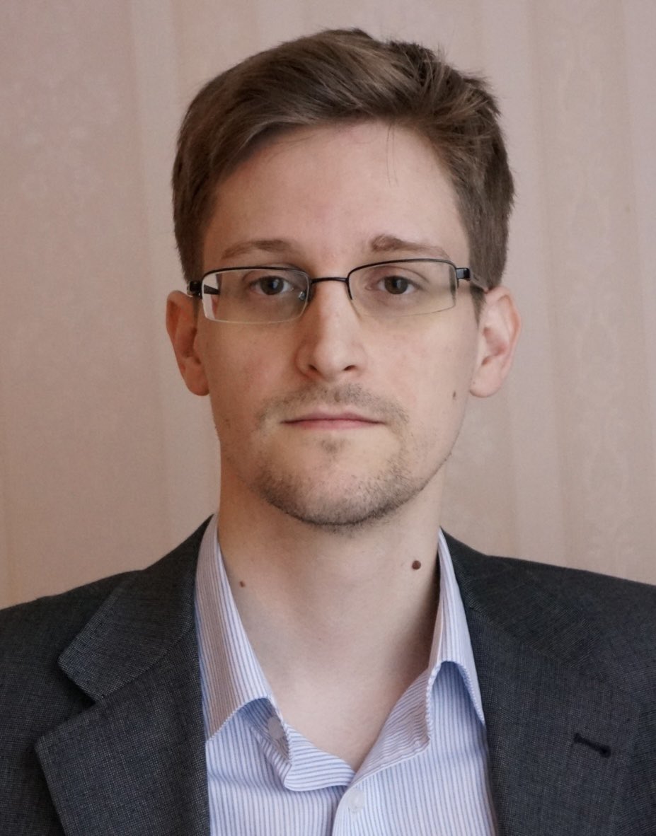 WWG1WGA_QQ's tweet photo. 🚨 BREAKING: 🚨 President Trump is "strongly considering" PARDONING Julian Assange and Edward Snowden and appointing them as top intelligence analysts here in The United States to root out The Deep State within our government. Director of National Intelligence Tulsi Gabbard, a long-time ally and advocate of both Assange and Snowden, is said to be spearheading this effort behind the scenes. These men are HEROES who were unjustly persecuted by the Obama administration for exposing our own government's assault on our most cherished Constitutional rights. Pardoning these two would be President Trump's greatest act of clemency yet and with the help of these freedom fighters, the hammer of justice is about to come raining down HARD on The Deep State! 💪🏻🔥🇺🇸