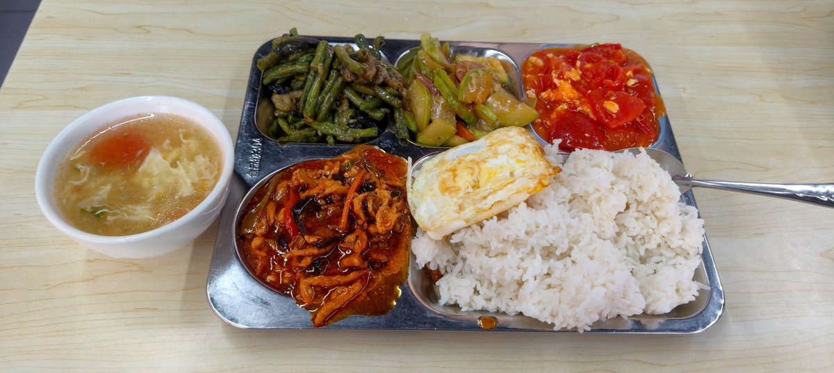 fanzeiwocaonima's tweet photo. 我感觉我的中国工人阶级餐比日本的亚运会伙食好，15块钱，351日元 https://t.co/UfXc2NPIxv