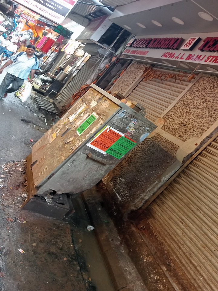 ankitlathia's tweet photo. @SuvenduWB @DrSanjivGoenka 

This is the condition of the power supply box at 142A Jamunalal Bajaj Street many complaints have been logged at cesc helpline nonaction taken the condition is very dangerous please take action https://t.co/dOXqKJg7FG