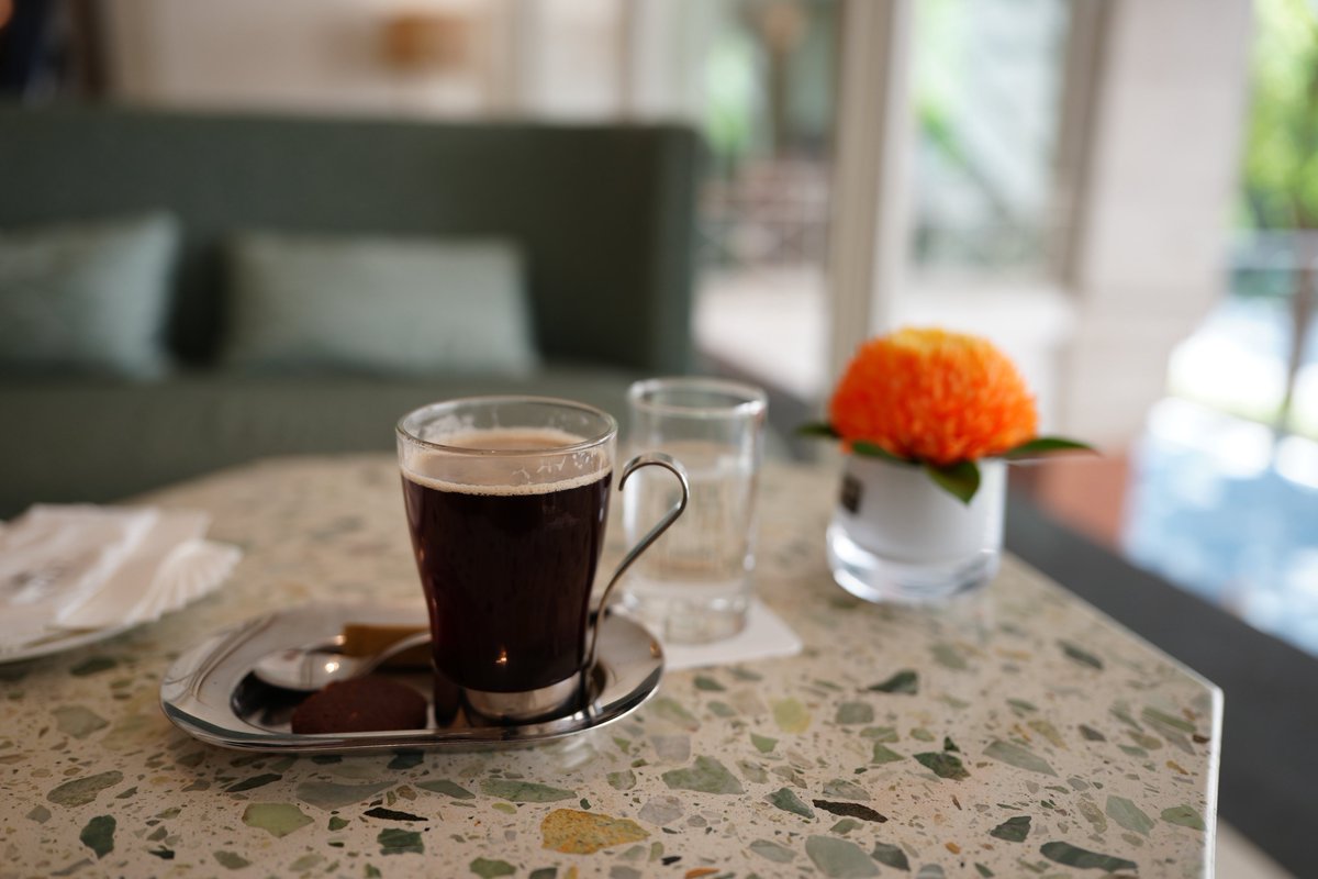 KOBAT_'s tweet photo. ホテルのカフェでコーヒーを頼んだものの、例によって猫舌故に熱くてすぐには飲めないのであった... https://t.co/RFWDazV2md