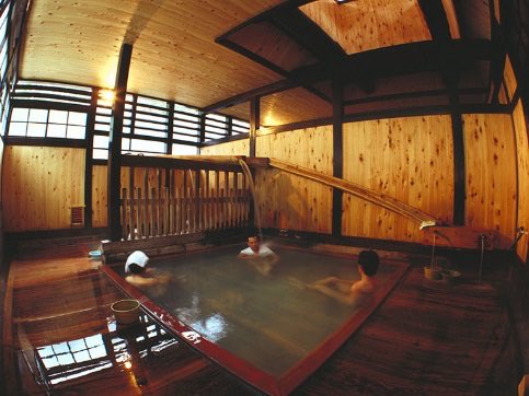 liv_roccyo's tweet photo. 鳴子温泉��滝の湯【大崎（宮城）】

息子と共に大好きな共同浴場へ。顔を洗うと膜を張ったような独特の肌触り。トロミとはまた違う。匂いはもちろん玉子臭。湯使いがほんと贅沢。Tier1
2026.8月訪問
※♨️写真は公式から拝借 https://t.co/AIJuxKyPsb