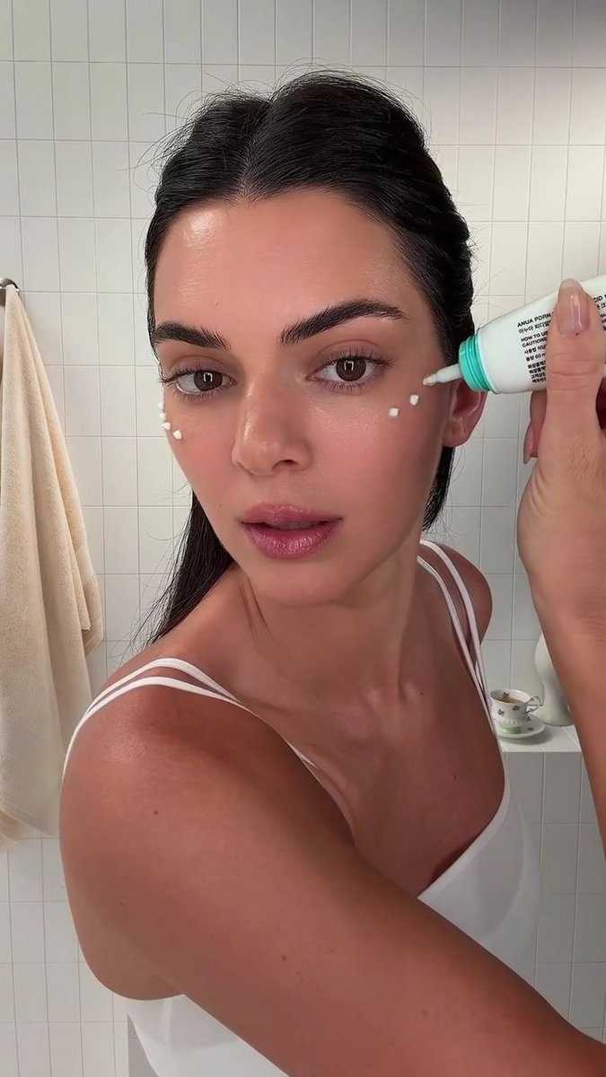 alyycreator_13's tweet photo. Kendall Jenner skincare
#kendalljenner #model #fashion https://t.co/zLAgon1IDq