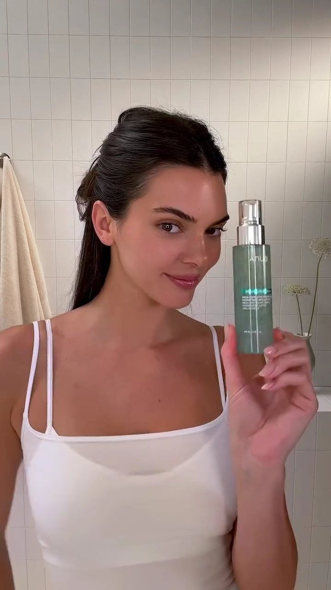 alyycreator_13's tweet photo. Kendall Jenner skincare
#kendalljenner #model #fashion https://t.co/zLAgon1IDq